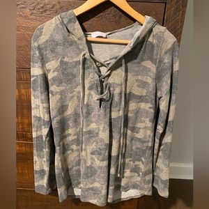NWOT Pink Lily Medium Camo Pullover Sweater
